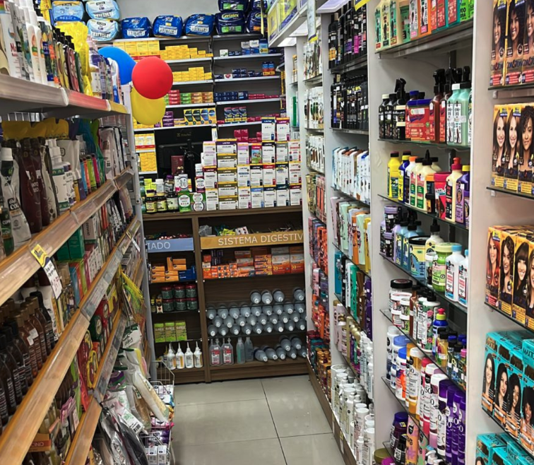 Farmacêutica atendendo cliente com atenção e cuidado